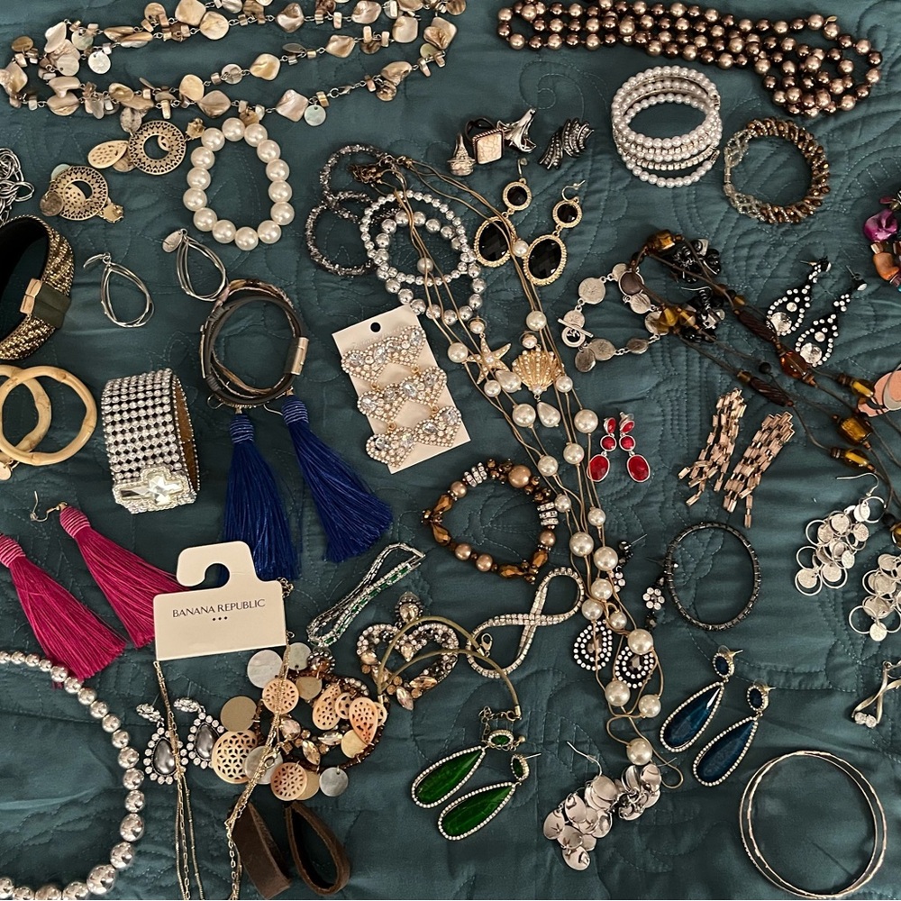 70 pieces of jewelry. Necklaces, earrings, bracelets and rings.